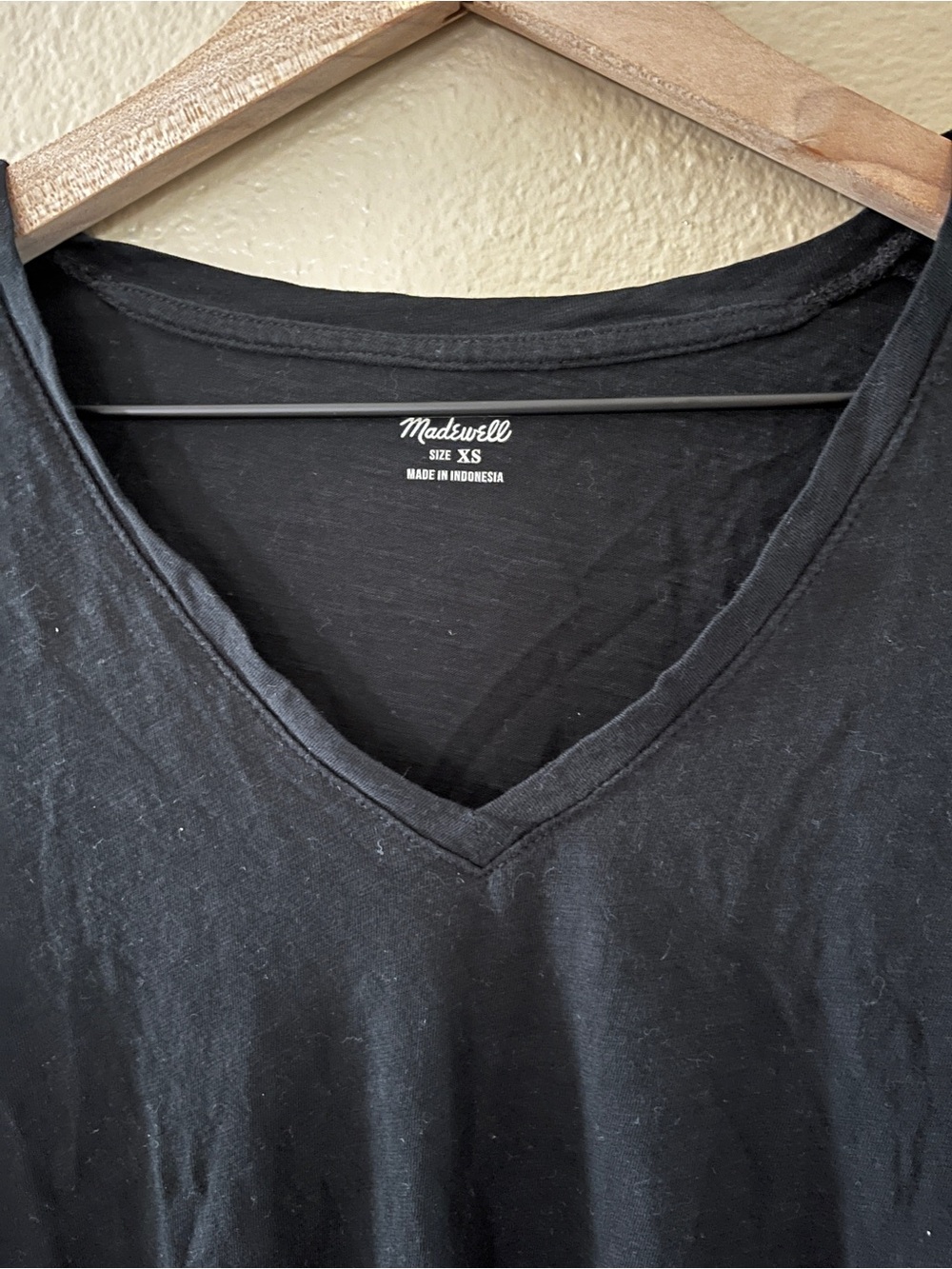 V neck - Picture 2 of 4